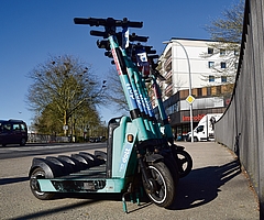 Der Anbieter Dott stellte seine E-Roller gestern zum Beispiel auf der Wedenkamp-Brücke bereit. Auf den Fahrzeugen sind die Schriftzüge Dott und TIER zu lesen. Diese Anbieter schlossen sich zusammen. (Foto: Frank)