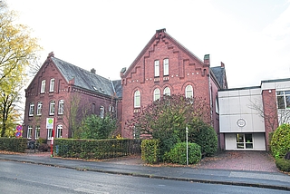 Die Johannes-Schwennsen-Schule in Tornesch-Esingen ist nicht barrierefrei und kann die Schülerkapazitäten bald nicht mehr aufnehmen. (Foto: Frank)