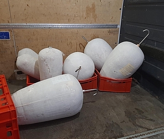 Die Bundespolizei entdeckte in dem Laderaum eines Transporters zehn ungekühlte Dönerspieße. (Foto: Bundespolizei)