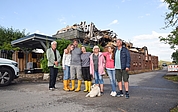 Halten zusammen: Matthias Kraemer (von rechts), Christine Lehmitz, Ute May mit ihrem Hund Fiete, Melanie, Oliver und Emma Seeliger stehen vor den verkohlten Resten ihres geliebten Zuhauses in Moorrege am Deichweg. Bürgermeister Wolfgang Balasus organisiert Hilfen für die Familien. (Foto: Frank)