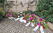 Zwei von diesen fünf Blumengestecken wurden vom Heimatmahnmal in Tornesch gestohlen. (Foto: Stadt Tornesch)