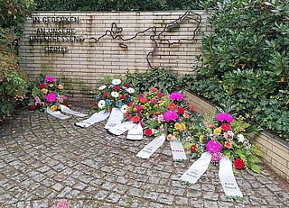 Zwei von diesen fünf Blumengestecken wurden vom Heimatmahnmal in Tornesch gestohlen. (Foto: Stadt Tornesch)