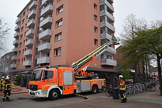 Einsatzkräfte der Freiwilligen Feuerwehr Elmshorn hielten über die Drehleiter Kontakt zu den Bewohnern. (Foto: Frank)