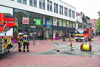 Die Feuerwehr war mit zahlreichen Fahrzeugen auf den Alten Markt angerückt. (Foto: Frank)