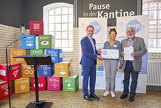 Bei einem Festakt im Elmshorner Industriemuseum übergab Staatssekretär Guido Wendt (links) die Auszeichnung an Susanne Flor (Umweltbildung GAB) und GAB-Geschäftsführer Herbert Schultze. (Foto: GAB)