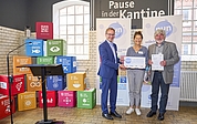 Bei einem Festakt im Elmshorner Industriemuseum übergab Staatssekretär Guido Wendt (links) die Auszeichnung an Susanne Flor (Umweltbildung GAB) und GAB-Geschäftsführer Herbert Schultze. (Foto: GAB)