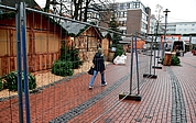 Die Buden des Elmshorner Weihnachtsmarkts stehen hinter Bauzäunen. Es soll an jedem Ende der Zeile einen Zugang und Einlasskontrollen geben. (Foto: Jan-Hendrik Frank)