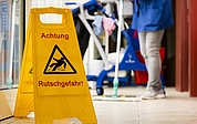 Damit sie beim Lohn nicht ins Rutschen kommen: Für die Reinigungskräfte im Kreis Pinneberg fordert die Gewerkschaft IG BAU deutlich mehr Geld. (Foto IG Bau, Tobias Seifert)