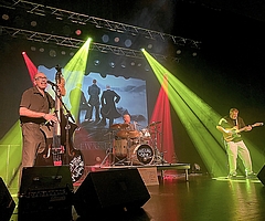 Für das musikalische Rahmenprogramm sorgte die „Rockabilly Mafia“ selbst – unter anderem mit Songs von ihrem neuem Album „Ewigkeit“. (Foto: Mario Meisberger / Stadt Elmshorn)