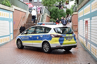 Zeitweise stand ein Wagen der Bundespolizei in der Unterführung des Elmshorner Bahnhofs. (Foto: Frank)