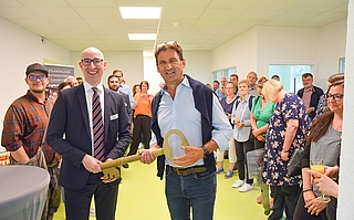 Schlüsselübergabe in feierlicher Runde: Uetersens Bürgermeister Dirk Woschei (vorn, links) und Thomas Butzlaff, Geschäftsführer des planenden Büros Butzlaff Tewes. Kita-Leiterin Evelina Gierloff steht rechts. (Foto: Frank)