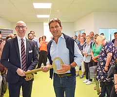 Schlüsselübergabe in feierlicher Runde: Uetersens Bürgermeister Dirk Woschei (vorn, links) und Thomas Butzlaff, Geschäftsführer des planenden Büros Butzlaff Tewes. Kita-Leiterin Evelina Gierloff steht rechts. (Foto: Frank)