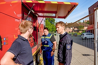 Robert Schwerin (rechts), Fachbereichsleiter Bevölkerungsschutz, setzte am Mittwochmorgen an der Kreisberufsschule in Pinneberg die größte Netz-Ersatzanlage des Katastrophenschutzes im Kreis Pinneberg in Gang. (Foto: Kreis Pinneberg)