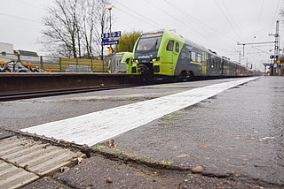 Ein 21-Jähriger begab sich im Elmshorner Bahnhof in Lebensgefahr. (Archivfoto: Frank)