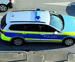 Obwohl tagsüber in der Elmshorner Innenstadt regelmäßig Polizeistreifen unterwegs sind, drangen Einbrecher gewaltsam in eine Wohnung an der Schulstraße ein. (Foto: Strandmann)  