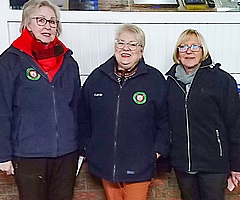 Bewiesen Leistung in der Bundesliga Nord des Eisstocksports: Helga Thams-Leibrock (von links), Karin Kruse und Heike Nigbur. (Foto: ESC Klein Nordende)