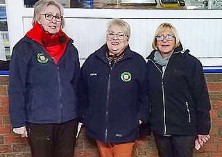 Bewiesen Leistung in der Bundesliga Nord des Eisstocksports: Helga Thams-Leibrock (von links), Karin Kruse und Heike Nigbur. (Foto: ESC Klein Nordende)