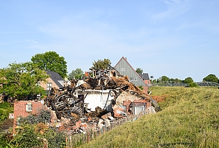 Das Reetdachhaus stand am Deichweg in Moorrege auf der Südseite der Pinnau in Sichtweite zur Klevendeicher Drehbrücke (hinten rechts). (Foto: Frank)