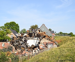 Das Reetdachhaus stand am Deichweg in Moorrege auf der Südseite der Pinnau in Sichtweite zur Klevendeicher Drehbrücke (hinten rechts). (Foto: Frank)