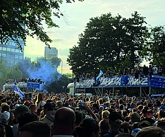 In Doppeldecker-Bussen drehten die Mannschaften eine Ehrenrunde um die Alster - auch dort von den Fans frenetisch gefeiert. (Foto: N. Strandmann)