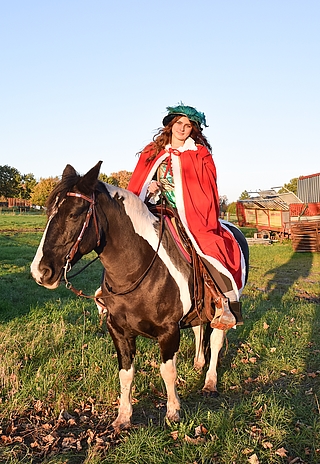 Marie Cords und ihr Pferd Tosca werden an der Spitze eines Laternenumzugs durch das Uetersener Klosterviertel reiten. (Foto: Frank)