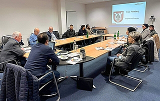 Kreispräsident Helmuth Ahrens suchte das Gespräch mit Menschen mit Migrationshintergrund. (Foto: Kreis Pinneberg)