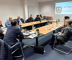 Kreispräsident Helmuth Ahrens suchte das Gespräch mit Menschen mit Migrationshintergrund. (Foto: Kreis Pinneberg)