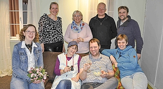 Die Theatergruppe führt das Stück Smüüsteravend vor. Sie besteht aus Annhild Hatje (hinten von links), Angelika Schlüter, Frank Schlapkohl als Regisseur, Thore Schlüter, Monika Hachmann (vorn von links), Marion Maack, Claus Thies und Juliane Thies. (Foto: Ahrenloher Dorfgemeinschaft)