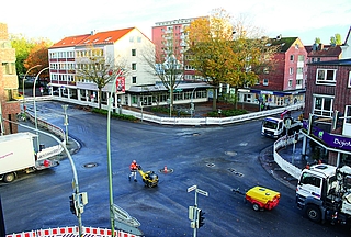 Neu asphaltiert ist die Kreuzung. Das Wichtigste ist damit geschafft. (Foto: Strandmann)