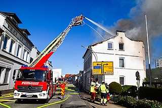 Die Freiwillige Feuerwehr Uetersen bekämpfte den Brand von einer Drehleiter aus. (Foto: Frank)