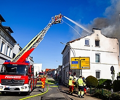Die Freiwillige Feuerwehr Uetersen bekämpfte den Brand von einer Drehleiter aus. (Foto: Frank)