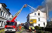 Die Freiwillige Feuerwehr Uetersen bekämpfte den Brand von einer Drehleiter aus. (Foto: Frank)
