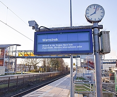 "Warnstreik Aktuell in der Region Nord kein Zugverkehr" ist auf den Anzeigetafeln am Bahnsteig in Tornesch zu lesen. (Foto: Frank)