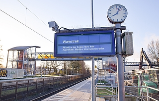 "Warnstreik Aktuell in der Region Nord kein Zugverkehr" ist auf den Anzeigetafeln am Bahnsteig in Tornesch zu lesen. (Foto: Frank)