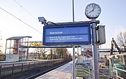 "Warnstreik Aktuell in der Region Nord kein Zugverkehr" ist auf den Anzeigetafeln am Bahnsteig in Tornesch zu lesen. (Foto: Frank)