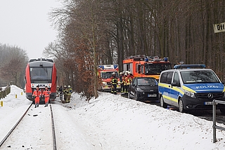 Die AKN kam einige Meter nach dem Unfallort zum Stehen. (Foto: Frank)