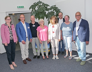 Verbandsvorsteherin Christine Mesek (von links) und die Mitglieder des Haupt- und des Finanzausschusses des AZV Südholstein: Volker Hatje (Elmshorn), Arnd Wendland (Hamburg Wasser), Erika Koll (Kummerfeld), Wiebke Uhl (Ellerhoop), Rolf Apfeld (Glückstadt), Sabine Kählert (Tornesch), Jürgen Neumann (Heist). (Foto: AZV Südholstein)