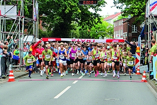 Und ab geht‘s: Wie immer hatte das Publikum den Countdown lautstark mit heruntergezählt, ehe das 5 Kilometer-Feld auf die Strecke ging. (Foto: Strandmann)