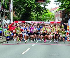 Und ab geht‘s: Wie immer hatte das Publikum den Countdown lautstark mit heruntergezählt, ehe das 5 Kilometer-Feld auf die Strecke ging. (Foto: Strandmann)