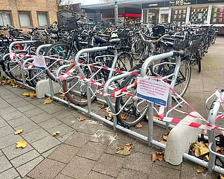 Dieser Fahrradständer ist gesperrt, die Bürger nutzen ihn aber trotz Verbotsschildern. (Foto: Schröckert)