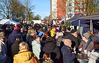 Großes Gedränge herrschte beim Tornescher Weihnachtsbasar auf dem Platz vor dem POMM91. (Foto: Frank)