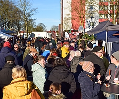 Großes Gedränge herrschte beim Tornescher Weihnachtsbasar auf dem Platz vor dem POMM91. (Foto: Frank)