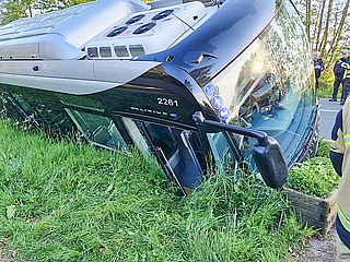 Die Tür des Linienbusses ließ sich nach dem Unfall anfangs nicht öffnen. (Foto: RKiSH)