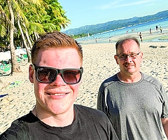 Alexander Dittmer (vorn) und Hartmut Pflantz auf Boracay Island. (Foto: Dittmer)