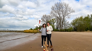 Pastorin Geske Leweke (li.) aus der Kirchengemeinde St. Jürgen in Horst und Pastorin Miriam Pietzsch von der Kirchengemeinde Kiebitzreihe am Ort des Geschehens, dem Strand von Kollmar. (Foto: Kirchenkreis Rantzau-Münsterdorf)