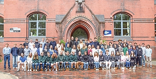 Die Absolventen der Bismarckschule Elmshorn. Einige hatten ihre mündlichen Prüfungen erst kurz vor dem Fototermin abgelegt. (Foto: Frank)