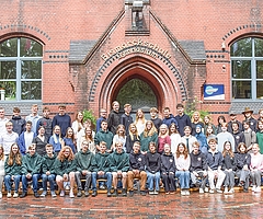 Die Absolventen der Bismarckschule Elmshorn. Einige hatten ihre mündlichen Prüfungen erst kurz vor dem Fototermin abgelegt. (Foto: Frank)