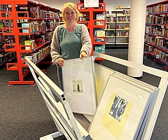 Heidi Sowada von der Stadtbücherei präsentiert einen Druck aus der Artothek. (Foto: J. Schmelzer, Stadtbücherei Elmshorn)