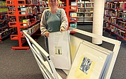 Heidi Sowada von der Stadtbücherei präsentiert einen Druck aus der Artothek. (Foto: J. Schmelzer, Stadtbücherei Elmshorn)