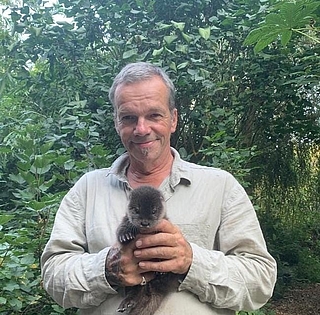 Süß wie Honig: Das Ottermädchen namens Honey in den Armen von Christian Erdmann, Leiter der Wildtierauffangstation in Klein Offenseth-Sparrieshoop. (Foto: Wildtierzentrum Sparrieshoop) 